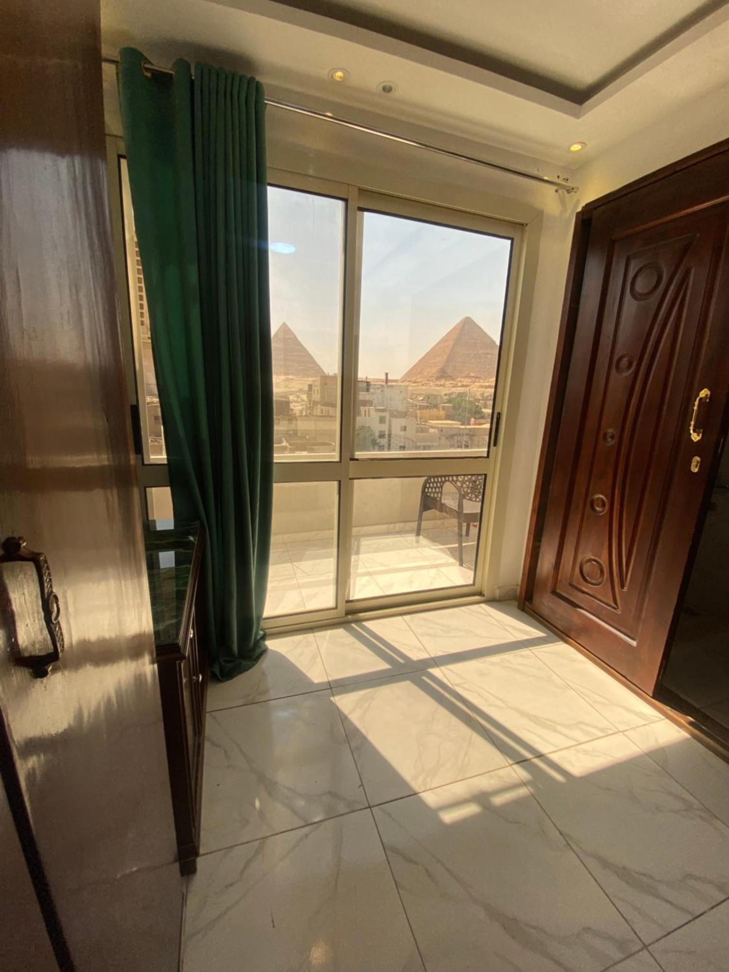 Lion Middle East Pyramids Panorama 3*